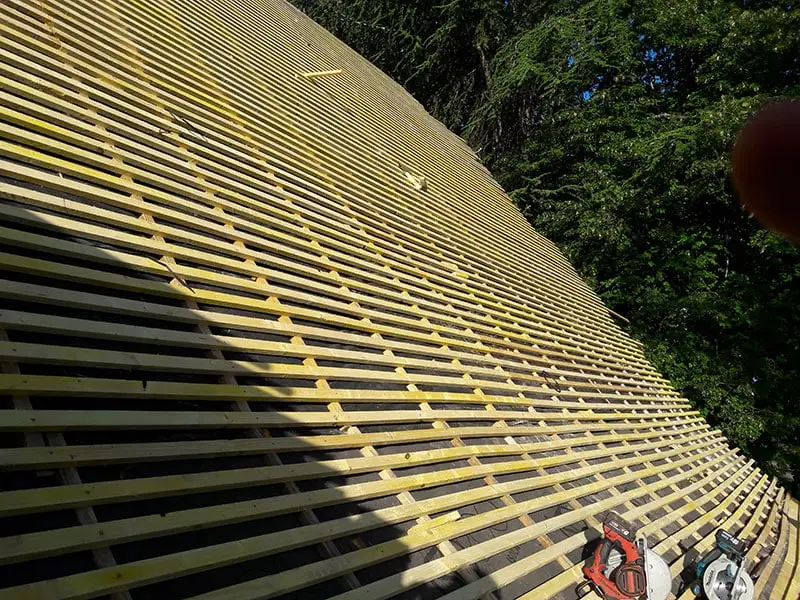 Préparation de la toiture avec une structure de liteaux par un expert couvreur zingueur, assurant une base solide pour la couverture